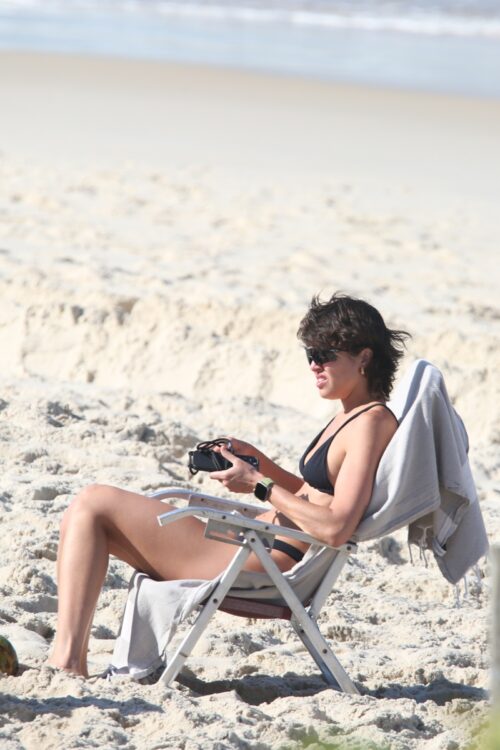 Agatha Moreira na praia