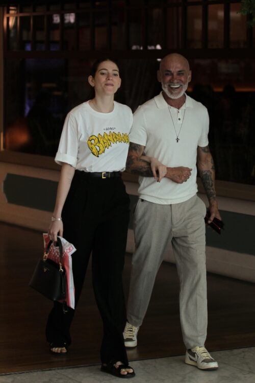 Ana Clara passeia com o pai na véspera da estreia