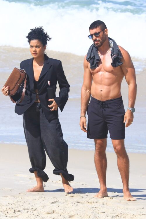 Bella Campos e Cauã Reymond gravam na praia