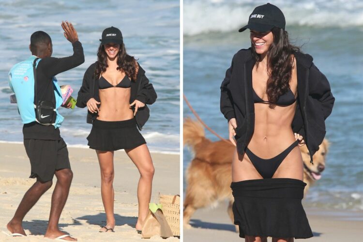 Bruna Marquezine na praia ao lado de vendedor ambulante