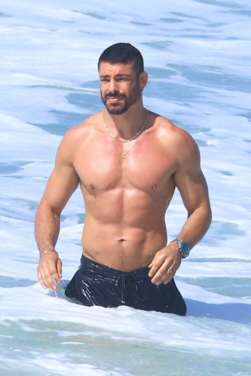 Cauã Reymond grava na praia