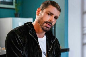 Cauã Reymond como César em Vale Tudo