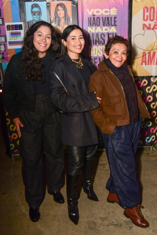 Thaynara OG, a irmã e a mãe