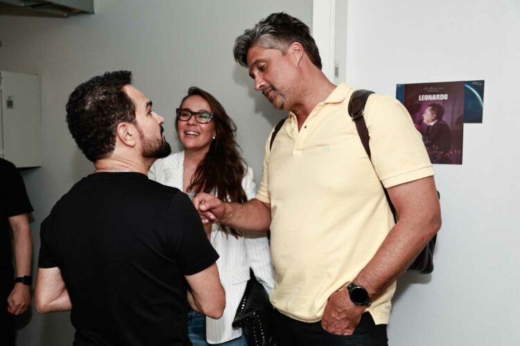 Luciano parabenizando léo chaves e esposa no festival sertanejo Histórias