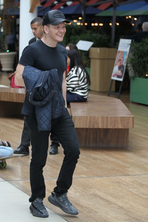 Michel Teló passeia na véspera da estreia