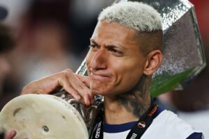 richarlison com troféu