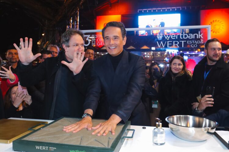 Rodrigo Santoro imortaliza as mãos na Calçada da Fama