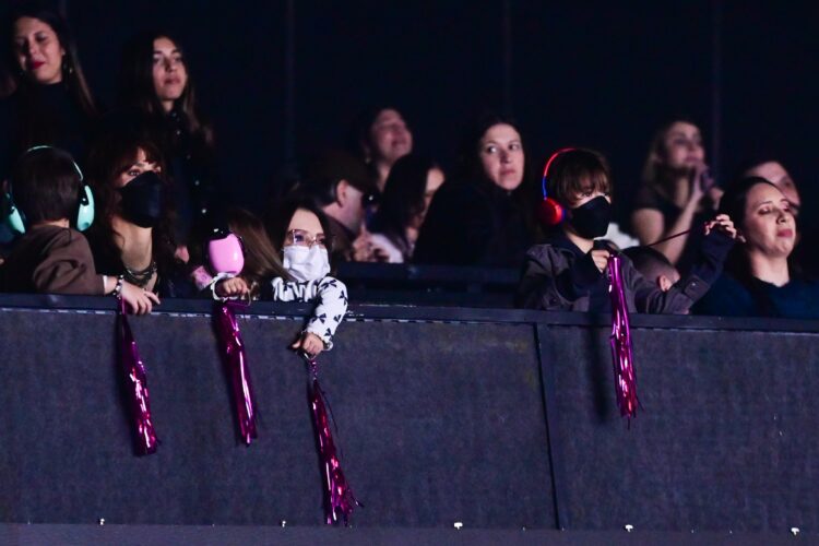 Sandy assiste show de Junior Lima 