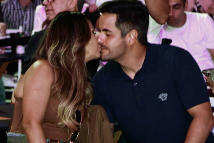 Simone Mendes beijando marido no festival sertanejo Histórias