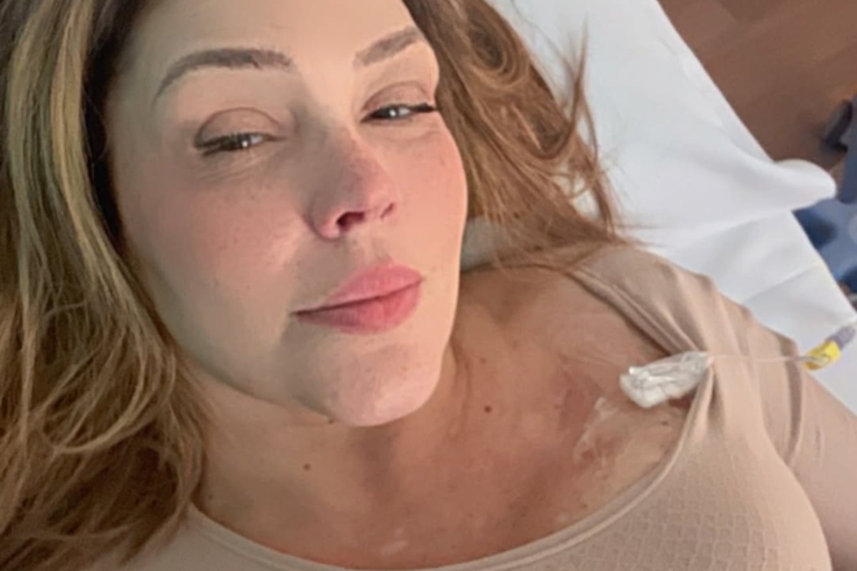 simony deitada na cama do hospital hcor