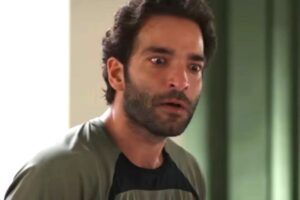 Afonso (Humberto Carrão) flagra a mulher e o amante em 'Vale Tudo'