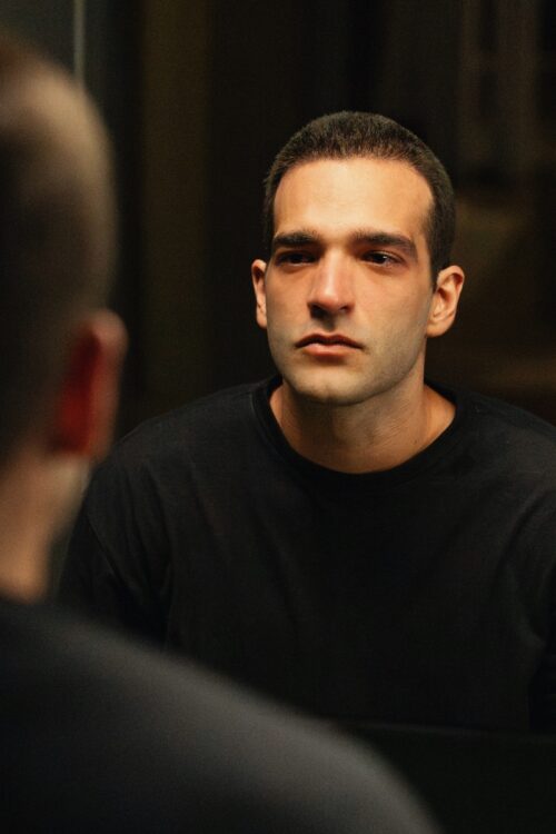 Afonso (Humberto Carrão) será diagnosticado com leucemia