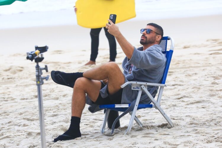 Cauã Reymond enfrenta frio para gravar