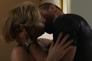 Odete Roitman (Debora Bloch) e César Ribeiro (Cauã Reymond) se beijando em Vale Tudo