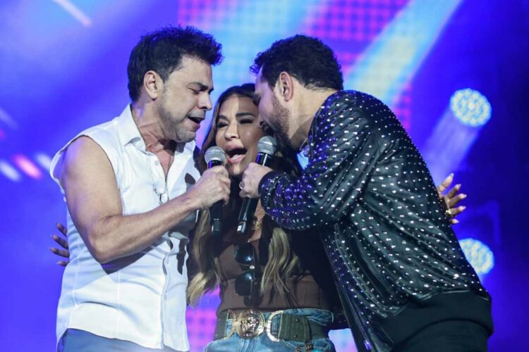 Simone Mendes cantando com Zezé Di Camargo e Luciano no festival sertanejo Histórias