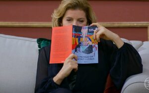 Odete lê livro em cena de ‘Vale Tudo’ e obra dispara nas vendas