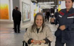 Regina Duarte surpreende ao deixar evento em São Paulo de cadeira de rodas e revela motivo