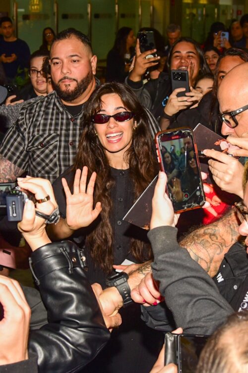 Camila Cabello desembarca em Guarulhos