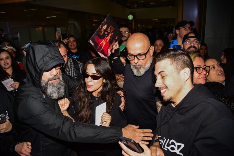 Camila Cabello desembarca em Guarulhos