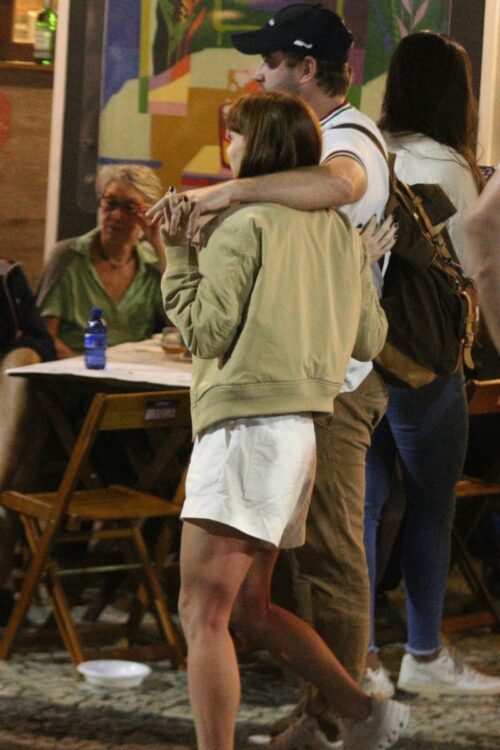 Alice Wegmann e o namorado no Baixo Gávea