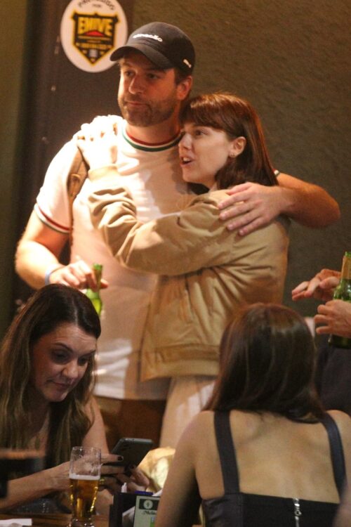 Alice Wegmann e o namorado no Baixo Gávea