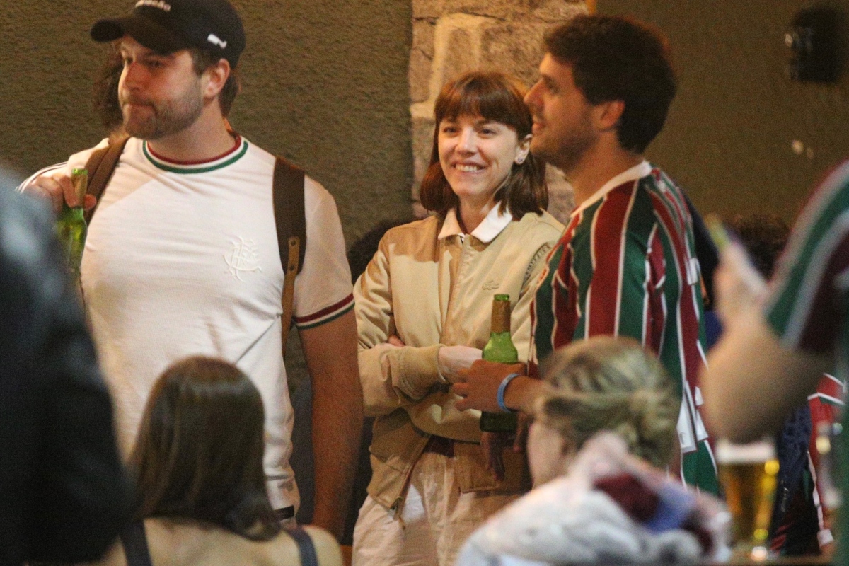 Alice Wegmann e o namorado no Baixo Gávea