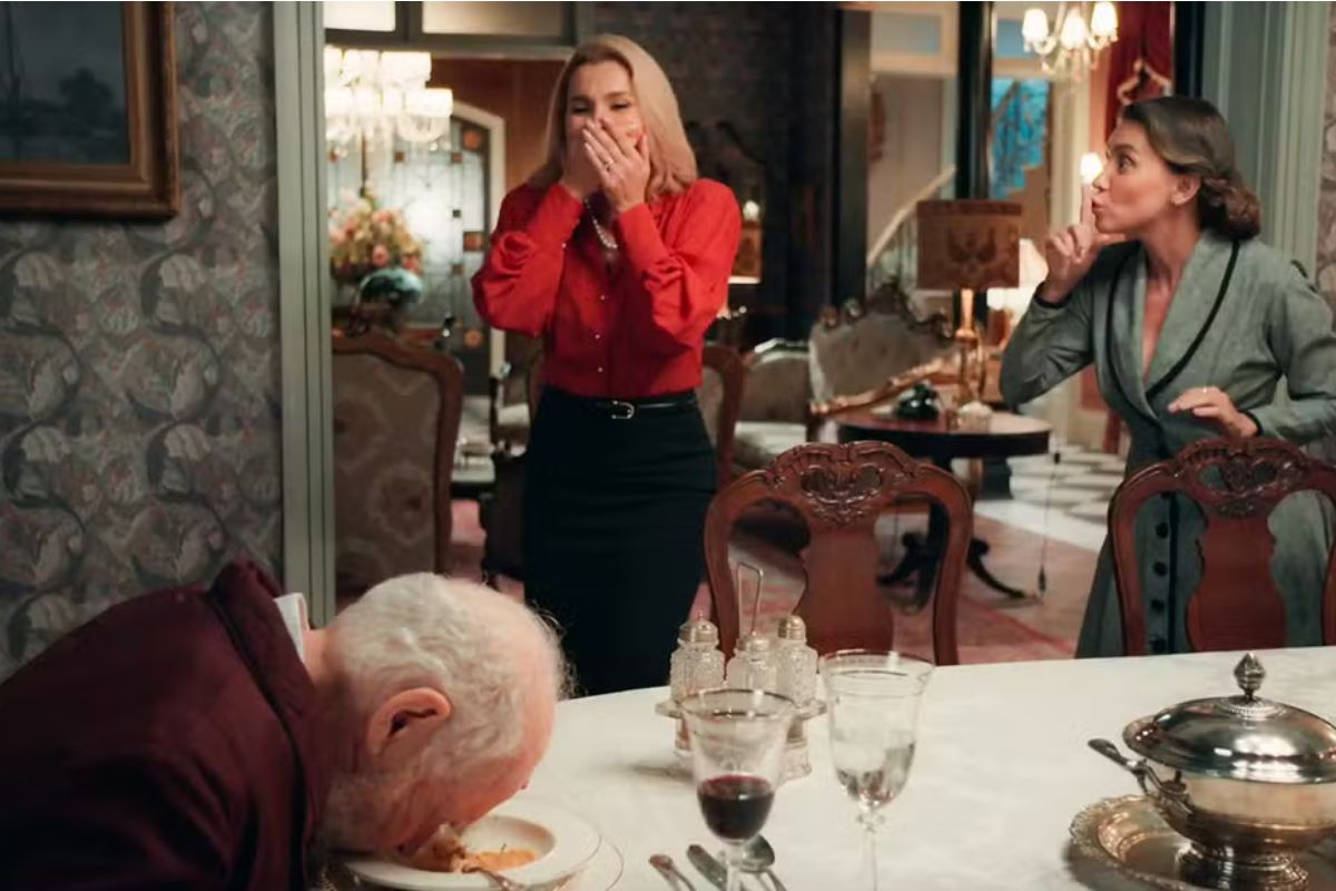 Sandra (Flávia Alessandra) vibra com envenenamento do Barão (Jaime Leibovitch) em Êta Mundo Melhor