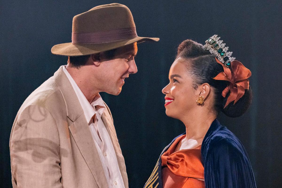 Candinho (Sergio Guizé) coroando Dita (Jeniffer Nascimento) em 'Êta Mundo Melhor'