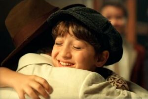 Samir (Davi Malizia) é salvo de sequestro por Candinho (Sergio Guizé) em Êta Mundo Melhor