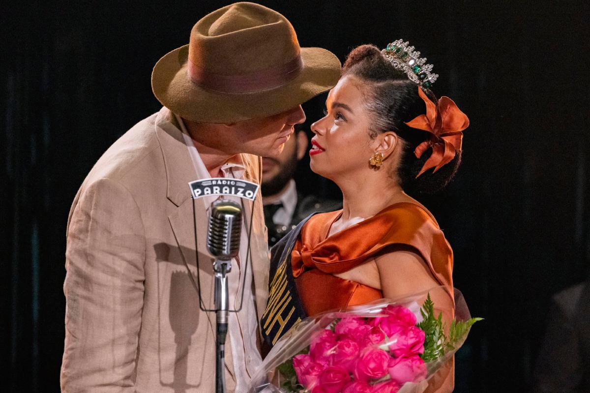 Candinho (Sergio Guizé) coroa Dita (Jeniffer Nascimento) em 'Êta Mundo Melhor'