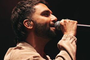 cantor silva se apresentando no palco