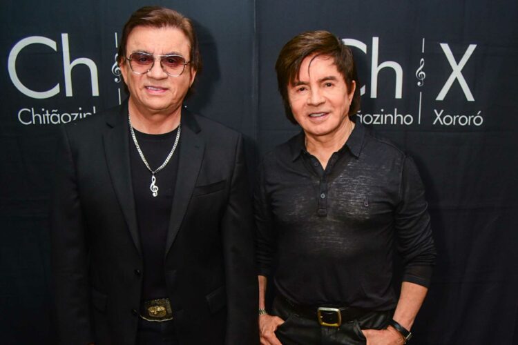 Chitãozinho e Xororó fazendo show no Jaguariúna Rodeo Festival