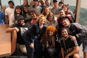 Elenco e equipe em clima de despedida de 'Vale Tudo'
