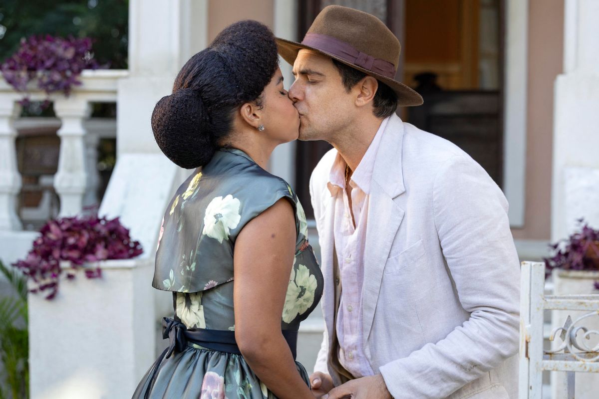 Dita (Jeniffer Nascimento) e Candinho (Sérgio Guizé) se beijando em Êta Mundo Melhor
