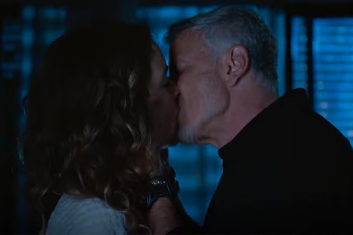 Jaques (Marcello Novaes) e Filipa (Cláudia Abreu) se beijando em 'Dona de Mim'