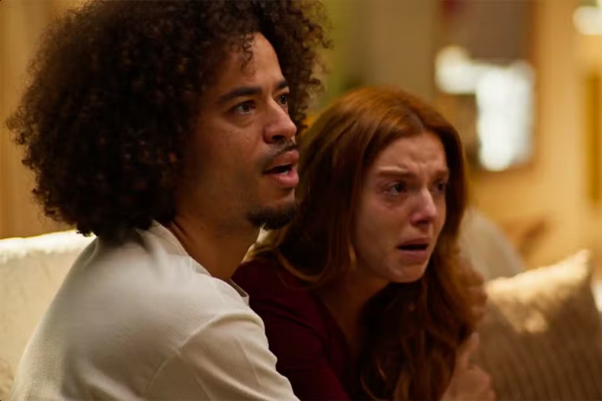 Kami (Giovanna Lancellotti) abraçada por Ryan (L7NNON) em Dona de Mim