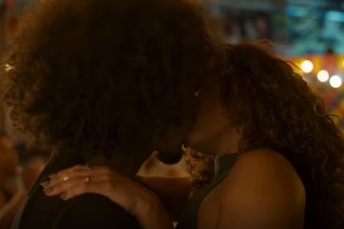 Ryan (L7NNON) e Bárbara (Giovana Cordeiro) se beijando em 'Dona de Mim'