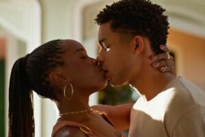 samuel (juan paiva) e leo (clara moneke) se beijando em dona de mim