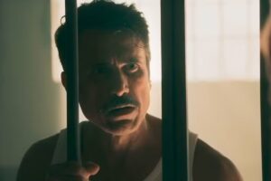 Ernesto (Eriberto Leão) recebe a visita de Estela (Larissa Manoela) na prisão em 'Êta Mundo Melhor'