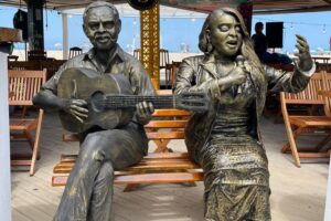 Estátua de Gilberto e Preta Gil em quiosque de Copacabana