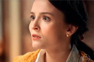 Estela (Larissa Manoela) assustada em 