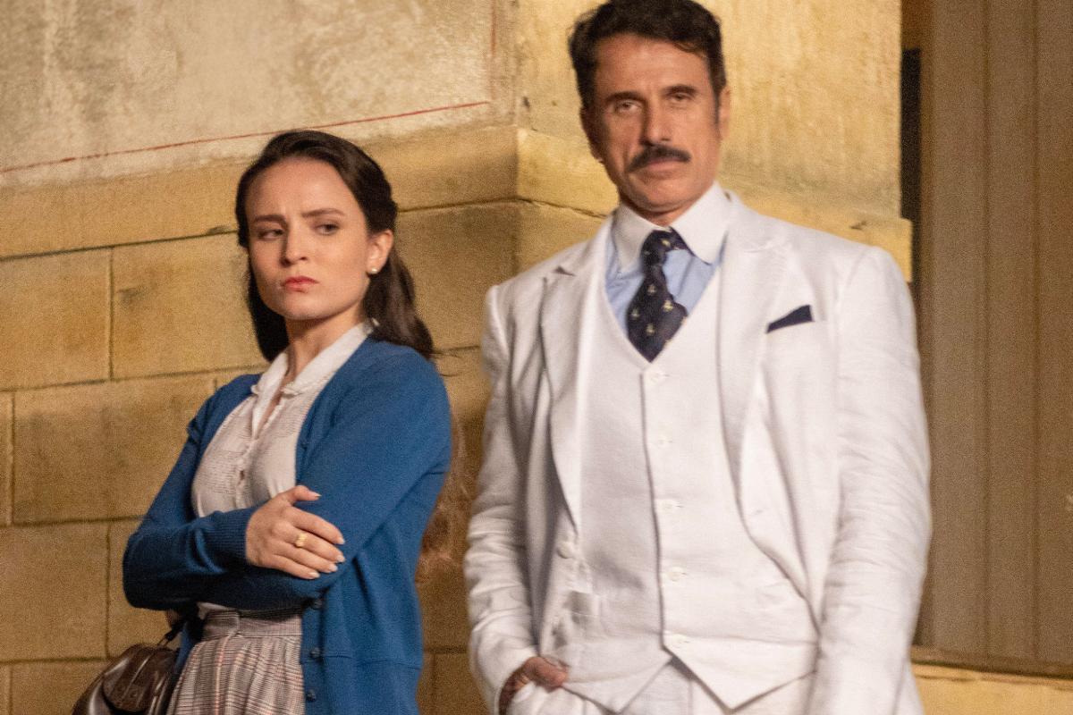 Estela (Larissa Manoela) e Ernesto (Eriberto Leão) em 