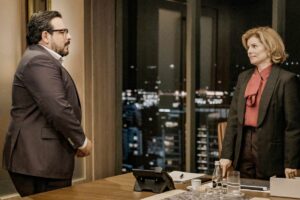 Freitas (Luis Lobianco) procura Odete (Debora Bloch) em Vale Tudo