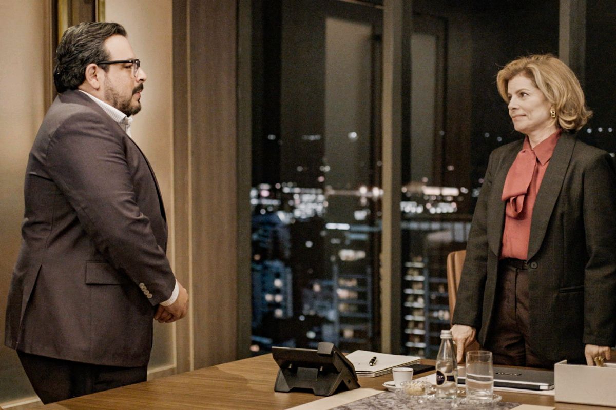 Freitas (Luis Lobianco) procura Odete (Debora Bloch) em Vale Tudo