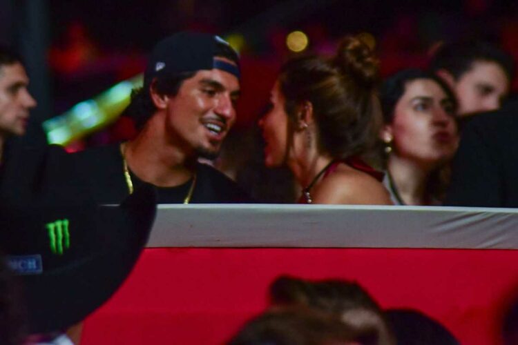 Gabriel Medina com a namorada Isabelle Arantes em show de Jorge e Mateus no Rodeio de Jaguariúna