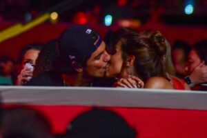 Gabriel Medina beijando a namorada Isabelle Arantes em show de Jorge e Mateus no Rodeio de Jaguariúna