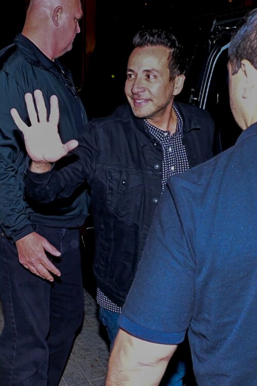 Integrantes do BSB saindo de um restaurante em SP