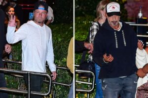 Integrantes do BSB saindo de um restaurante em SP