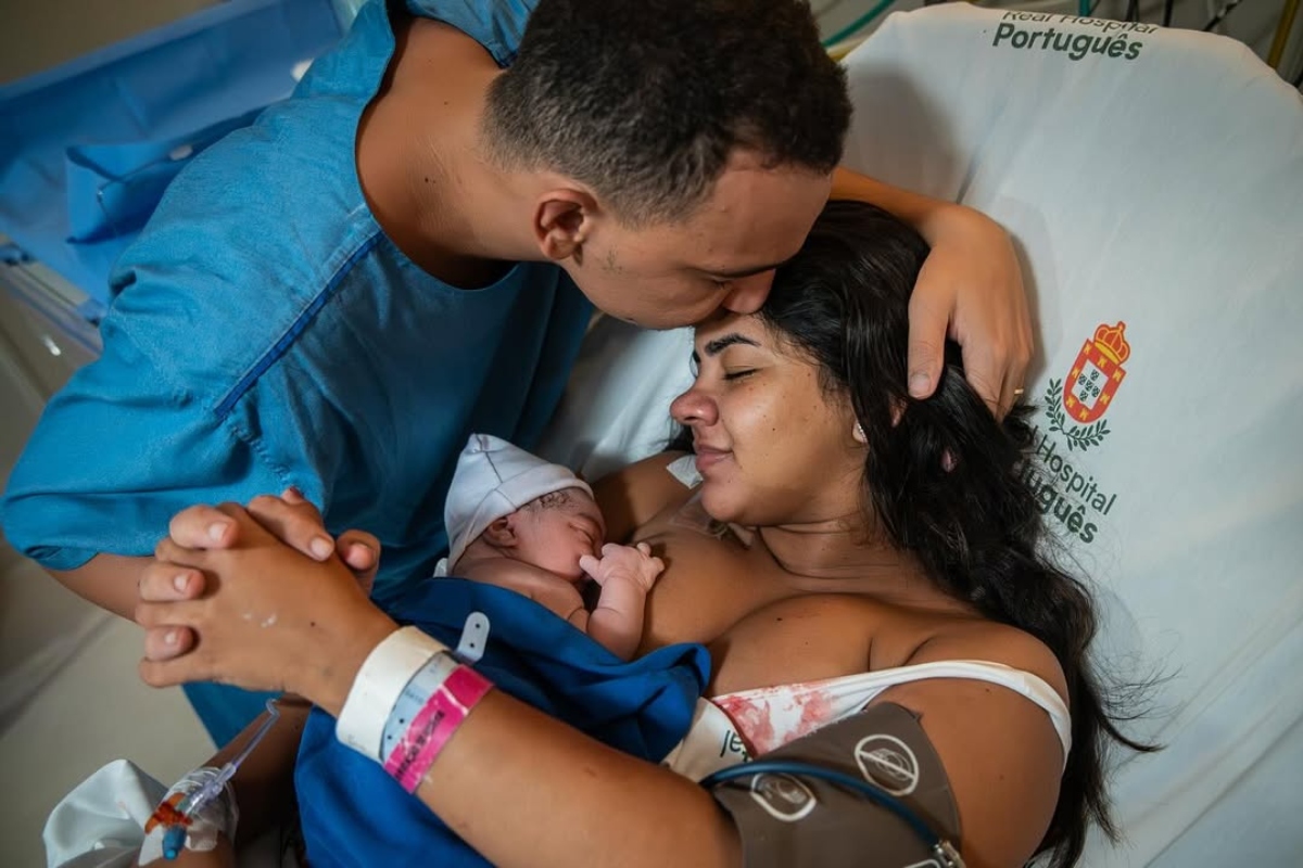 João Gomes, Ary Mirelle e Joaquim na maternidade