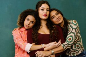 Joélly (Alana Cabral), Gerluce (Sophie Charlotte) e Lígia (Dira Paes) em 